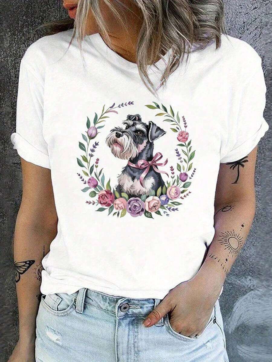 Camiseta de mujer moderna, informal, para fiestas y para estar en casa, 100% algodón, corte holgado. Una camiseta casual de manga corta con cuello redondo que presenta un schnauzer entre rosas florecientes, perfecta para primavera y verano, diseñada para mujeres. - Blanco - Ver 1