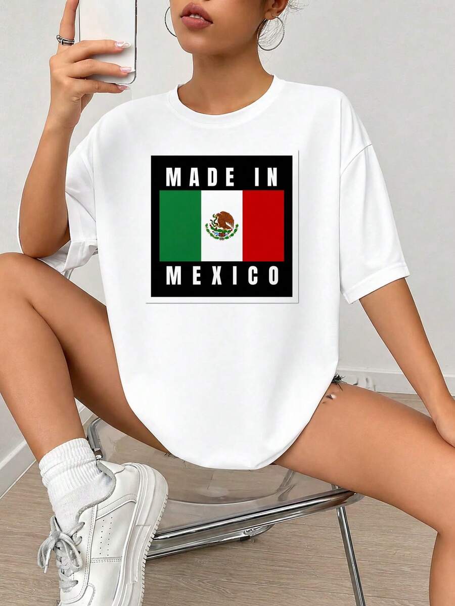 Fabricado en México Diseño de impresión gráfica Fl-ag, Emblema Nacional con Águila y Cacto, Fondo Negro con Texto Blanco en Negrita, Tema Patriótico Mexicano.jpgRegalos personalizados: Camisetas para mujer con estilos que van desde lo moderno, hippie, casual y minimalista. Ropa masculina personalizada única, armarios cápsula y prendas básicas/urbanas para hombre. Regalos ideales para novios, familiares y amigos, adecuados para cumpleaños, vacaciones, colegio/competiciones, deportes/escalada y más, así como para la moda de otoño y eventos urbanos. Blanco verano.