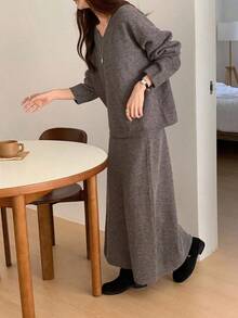 Conjunto de 2 piezas de suéter de manga larga de cuello en V de unicolor y falda de corte holgado, estilo coreano casual para mujer - Café integral - Ver 8
