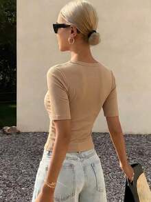 Camiseta de manga corta casual de mujer con cuello cuadrado y acanalado, ajustada - Caqui 2 - Ver 2