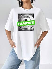 Gráfico con inspiración divertida que muestra un personaje de un solo ojo en tonos grises con la palabra verde FAMOUS simbolizando confianza humor y autenticidad camiseta de mujer  suave y cómoda para uso diario - Blanco - Ver 1
