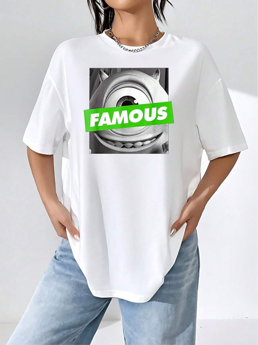 Gráfico con inspiración divertida que muestra un personaje de un solo ojo en tonos grises con la palabra verde FAMOUS simbolizando confianza humor y autenticidad camiseta de mujer suave y cómoda para uso diario - Blanco - Ver 1