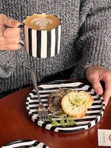 Cabin Kangaroo 1 bộ cốc và đĩa lót bằng gốm sọc phong cách Bắc Âu, bộ cốc và đĩa lót cà phê Latte hình trụ phong cách Mỹ, cốc uống nước gia dụng, bộ cốc và đĩa lót trà chiều tinh tế - Bộ chén đĩa sứ đen - Xem 5