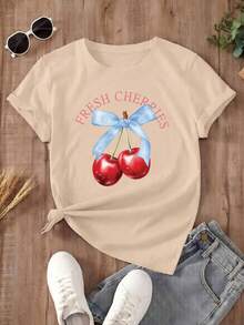 Oversized White T-Shirt With Cherries And A Blue Bow, Ideal For Casual Summer Outfits. Loose-Fitting Youth T-Shirt With A "Fresh Cherries" Cherry Design, A Flirty Style To Combine With Jeans Or Shorts. Summer T-Shirt With A Cherry Graphic And Text, A Feminine And Flattering Style. - YH433-杏色 - 查看 2