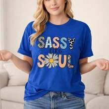 Camiseta gráfica Sassy Little Soul para mujer, tallas 0XL-5XL, de algodón, manga corta, informal, con estampado de margaritas y letras, top oversize para uso diario, corte holgado y cómodo. - Azul - Ver 1