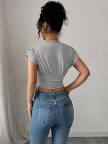Camiseta casual de mujer con cuello en V y cruce en la cintura - Gris Claro - Ver 2