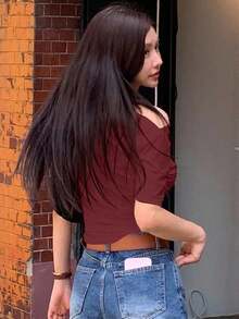 Camiseta blanca de manga corta de ajuste ceñido con cuello oblicuo de unicolor para mujer, top de verano para salir - Burdeos - Ver 2