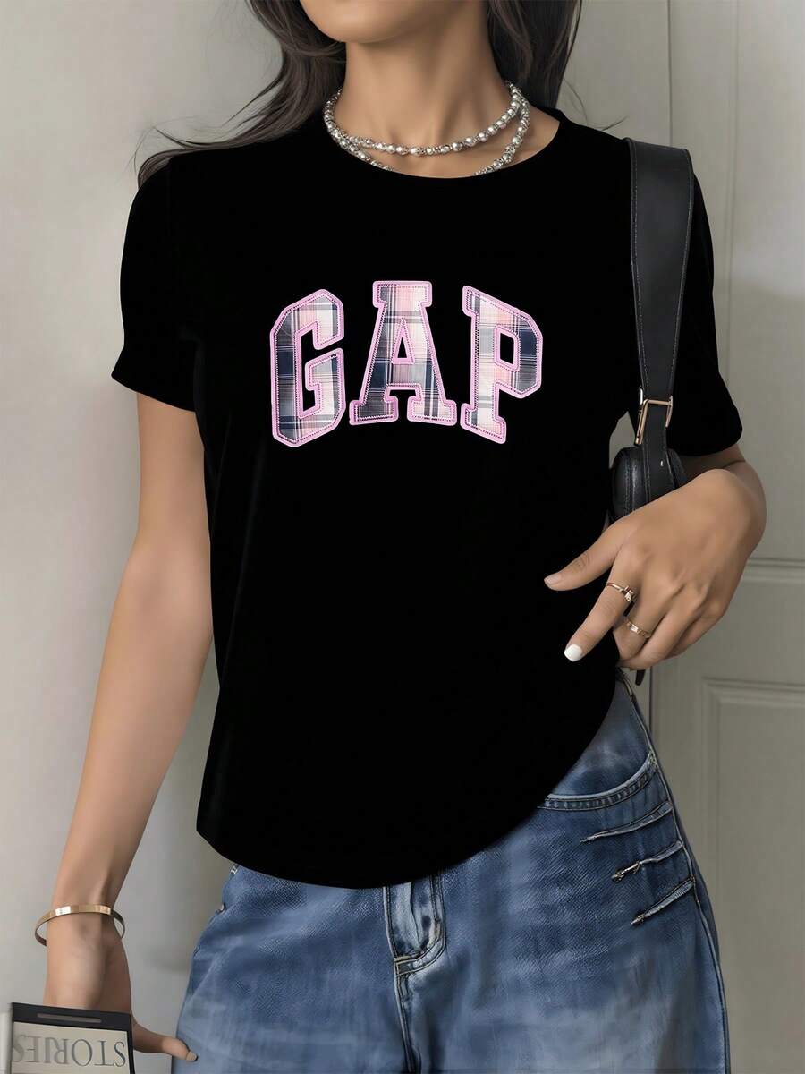 Letras grandes en tono rosa con efecto de textura representan energía juvenil y actitud moderna creando un contraste elegante sobre fondo oscuro ideal para un look casual camiseta de mujer cómoda y versátil para uso diario - Negro - Ver 1