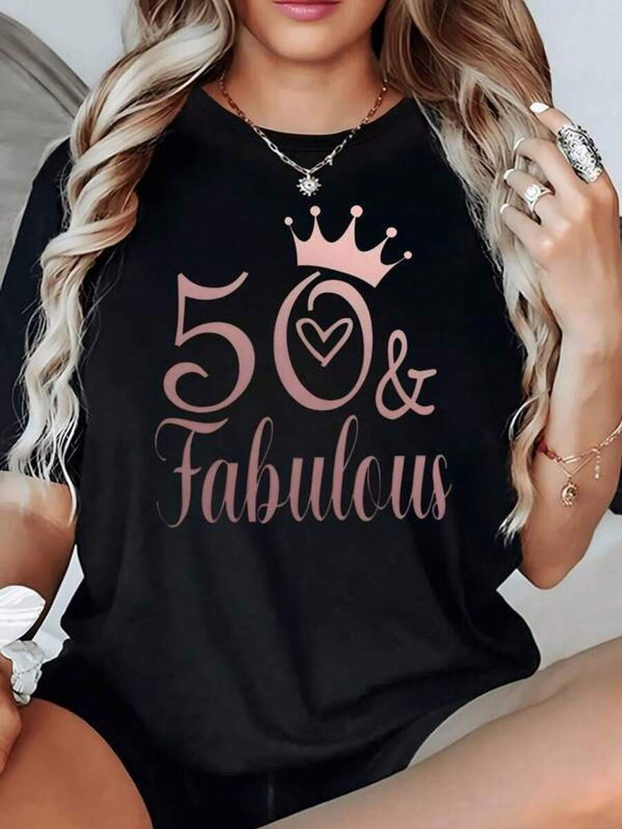 Frase inspiradora 50 & Fabulous con corona rosada que simboliza la elegancia y celebración de la vida en camiseta de mujer 100% algodón 220g