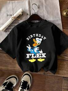Gráfico divertido de pato sonriente celebrando un cumpleaños con actitud alegre y gesto de orgullo que transmite energía positiva y ánimo festivo camiseta de mujer  suave y cómoda para uso diario - Negro - Ver 2
