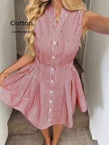 Vestido casual y elegante de mini longitud sin mangas, con cuello alto, cierre con botones, cintura elástica y pliegues en la falda en tela de algodón a rayas, para vacaciones - Rojo y blanco - Ver 3