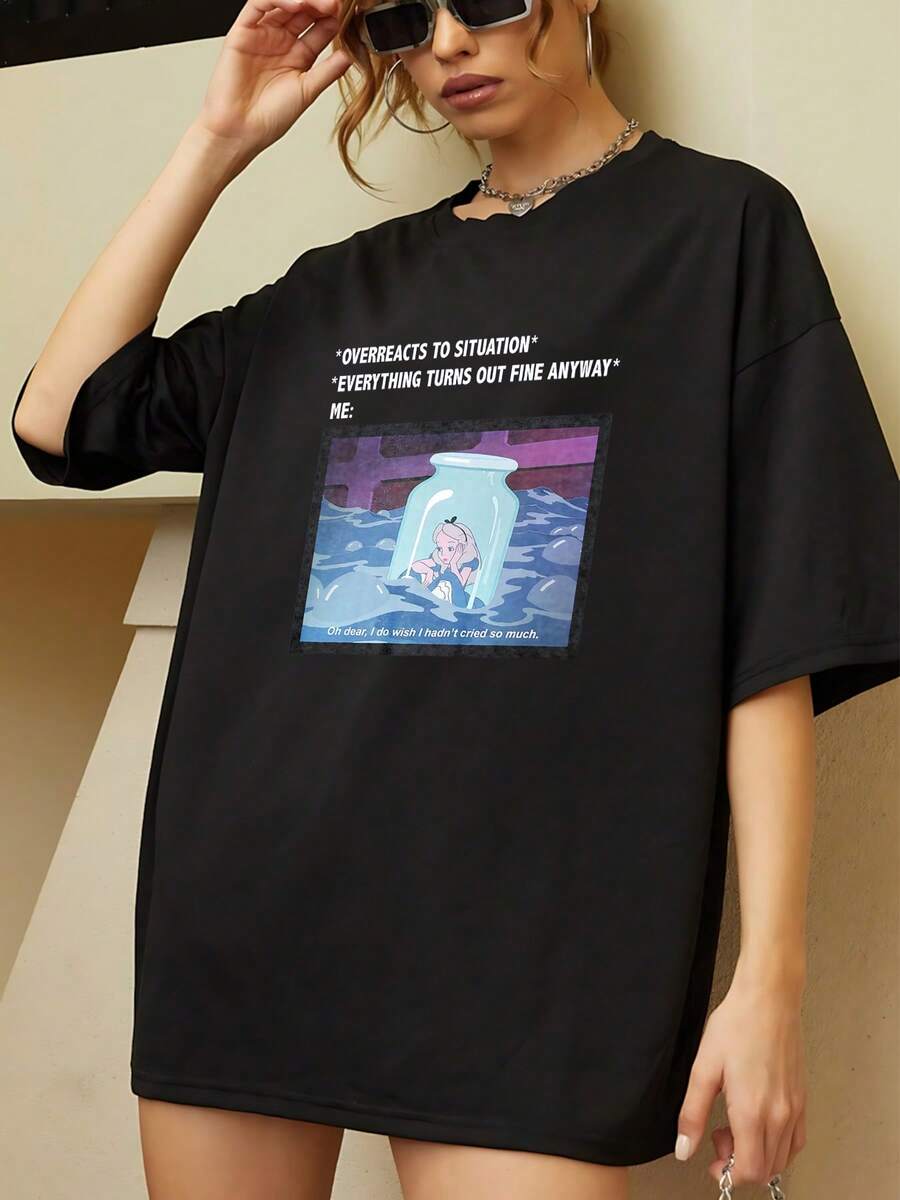 Ilustración de una chica dentro de un frasco flotando en el agua simbolizando la superación de emociones y la calma tras la tormenta camiseta de mujer casual cómoda y moderna para uso diario - Negro - Ver 1