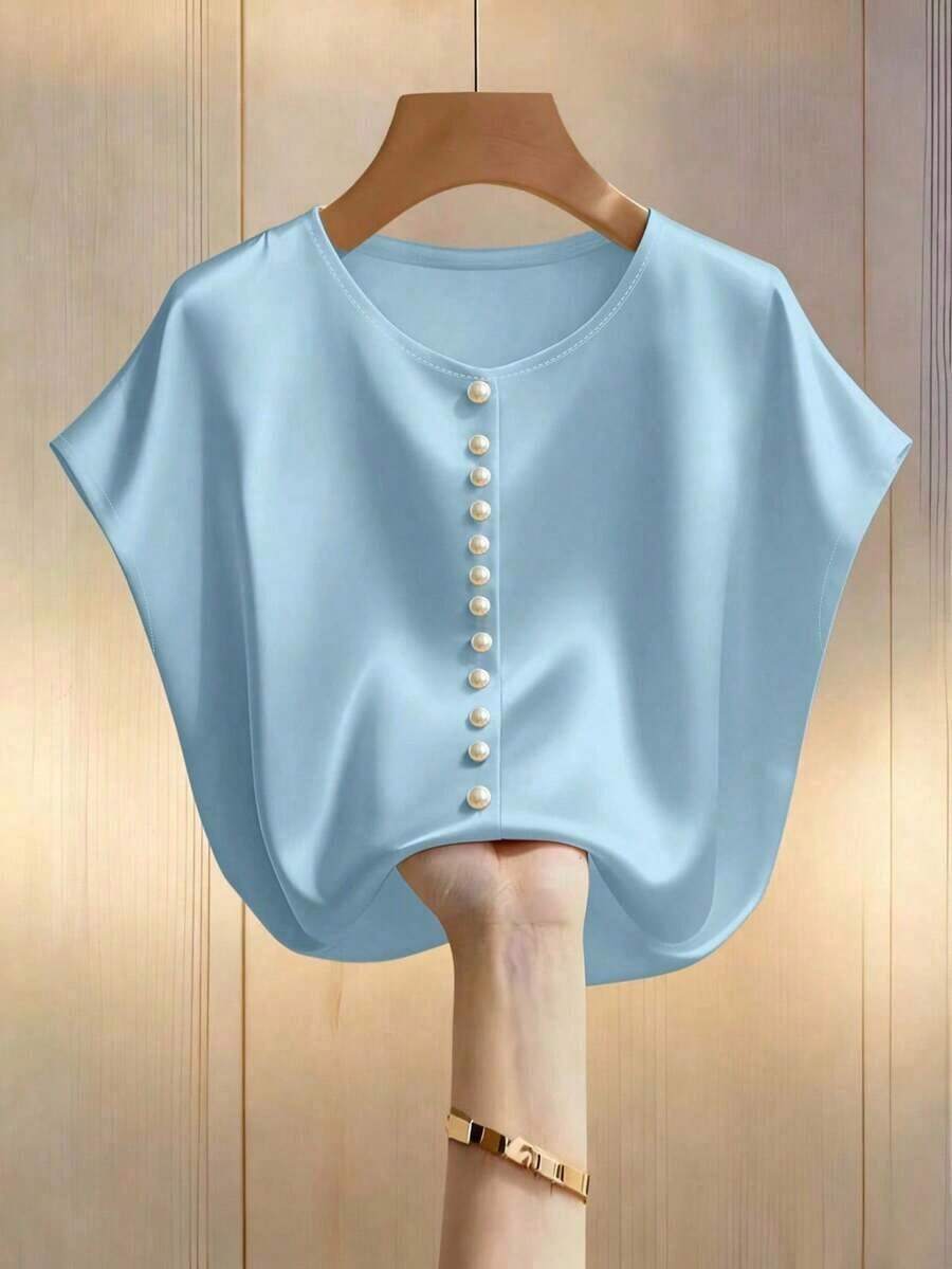 Blusa elegante de mujer con mangas de murciélago en color champán, cuello redondo decorado con perlas y manga corta, de tela de satén, adecuada para ir a trabajar y uso diario elegante - Celeste - Ver 1