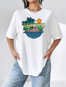 La imagen muestra a dos amigos descansando juntos bajo palmeras con el sol al atardecer simbolizando amistad, relajación y alegría compartida camiseta de mujer casual de corte cómodo  suave ideal para uso diario - Blanco - Ver 6