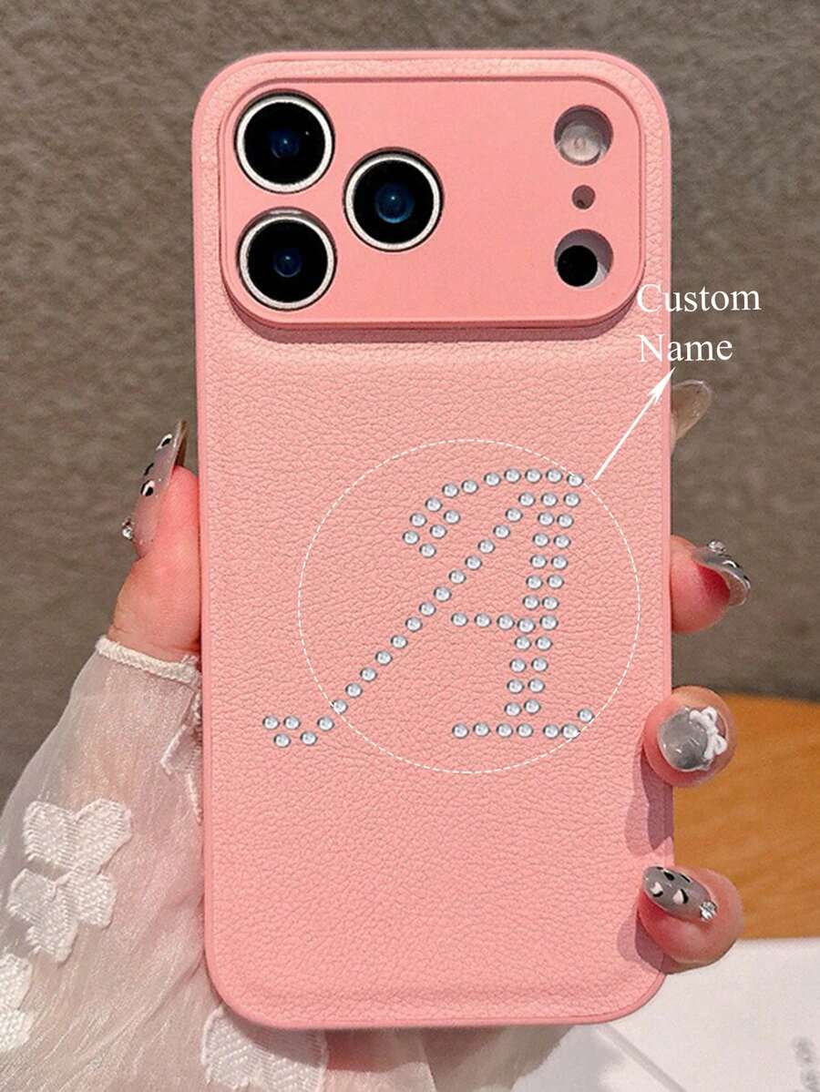 個性化壓花字母姓名荔枝紋人造皮革相機保護手機殼，適用於 iPhone 17 Pro Max 17 Pro 16 Pro Max 16 Pro 15 Pro Max 14 Pro 14 13 12 11 Pro Max，軟鏡頭防震保護套