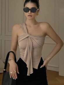 Top camisero sexy de hombros descubiertos, nuevo diseño de verano con detalles de pliegues asimétricos, blusa corta ajustada - Caqui - Ver 1