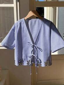 Camisa de mujer de rayas huecas con bordado y lazo para vacaciones, top de verano azul, cubrecosturas de playa; Camisa con lazo, top rojo y blanco; Top con flores 3D - Azul - Ver 4