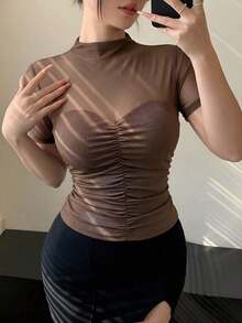 Blusa corta de manga corta de malla transparente elegante y ajustada para mujer, con parches de lunares de malla, ideal para primavera y verano, de uso versátil para San Valentín, boda, fiesta, banquete - Marrón - Ver 2