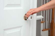 Safety 1st Parent Grip Door Knob Covers, White, One Size,4 Count (Pack Of 1) (HS3260600), Packaging May Vary - ColorB - 查看 3