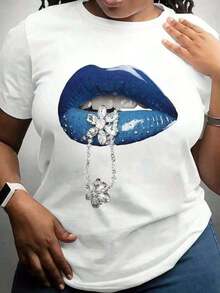 Mujer Camiseta de manga corta con estampado térmico de labios azules con colgante de diamantes, diseño de labios brillantes con flor, estilo único casual - Blanco - Ver 1