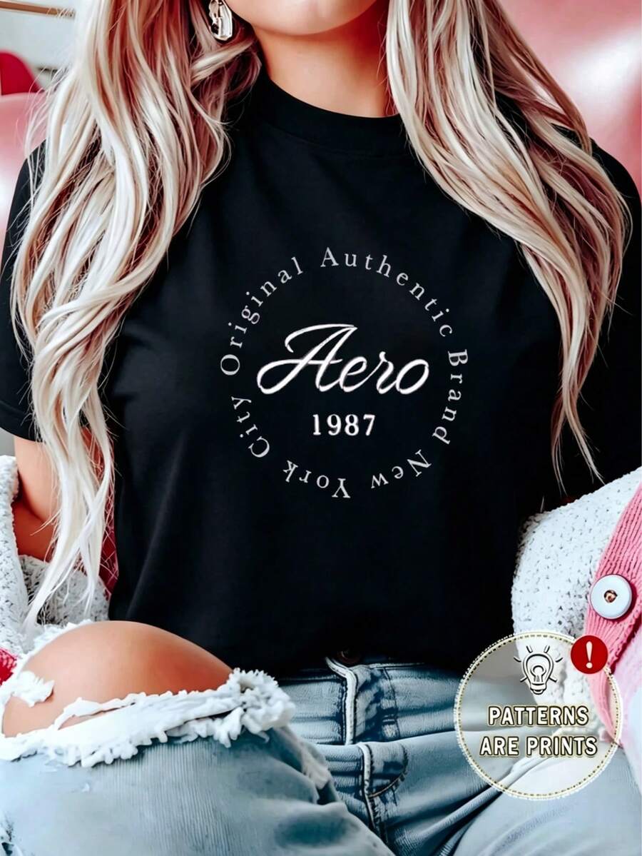 Camiseta de mujer con diseño de Aero New York, estilo varsity retro, poliéster cómodo, ideal para salidas y looks relajados. - Negro - Ver 1