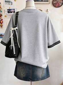 Camiseta de mujer de cuello redondo, hombros caídos, de largo medio, con estampado digital a rayas, de estilo minimalista y moderno, como regalo para amigos - Gris - Ver 2
