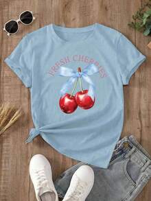 Oversized White T-Shirt With Cherries And A Blue Bow, Ideal For Casual Summer Outfits. Loose-Fitting Youth T-Shirt With A "Fresh Cherries" Cherry Design, A Flirty Style To Combine With Jeans Or Shorts. Summer T-Shirt With A Cherry Graphic And Text, A Feminine And Flattering Style. - YH433-藍色 - 查看 2