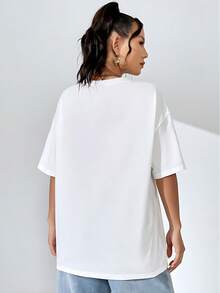 Ilustración que muestra el amor entre generaciones simbolizando el valor eterno de la familia y la conexión entre abuela y nieto con mensaje positivo sobre la unión familiar camiseta de mujer  cómoda y suave para uso diario - Blanco - Ver 2