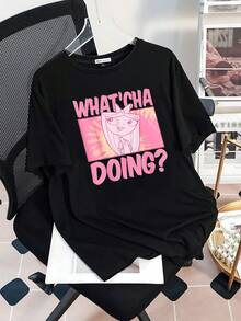 Fun Illustration Of A Cartoon Girl In Pink Tones With A Curious Expression And An English Phrase That Conveys Positive Energy And A Youthful Touch. Comfortable And Modern Women's T-Shirt For Everyday Use - 黑色 - 查看 3