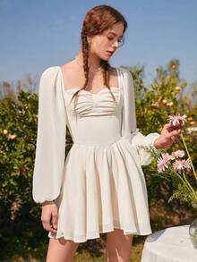 Vestido corto de manga larga con cuello de corazón, manga farol y busto fruncido en blanco - Blanco - Ver 4