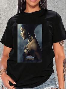 La imagen muestra una figura envuelta en un ambiente místico con aire de fortaleza y elegancia destacando una postura poderosa que simboliza determinación y orgullo cultural camiseta de mujer  cómoda transpirable ideal para uso casual o urbano - Negro - Ver 6