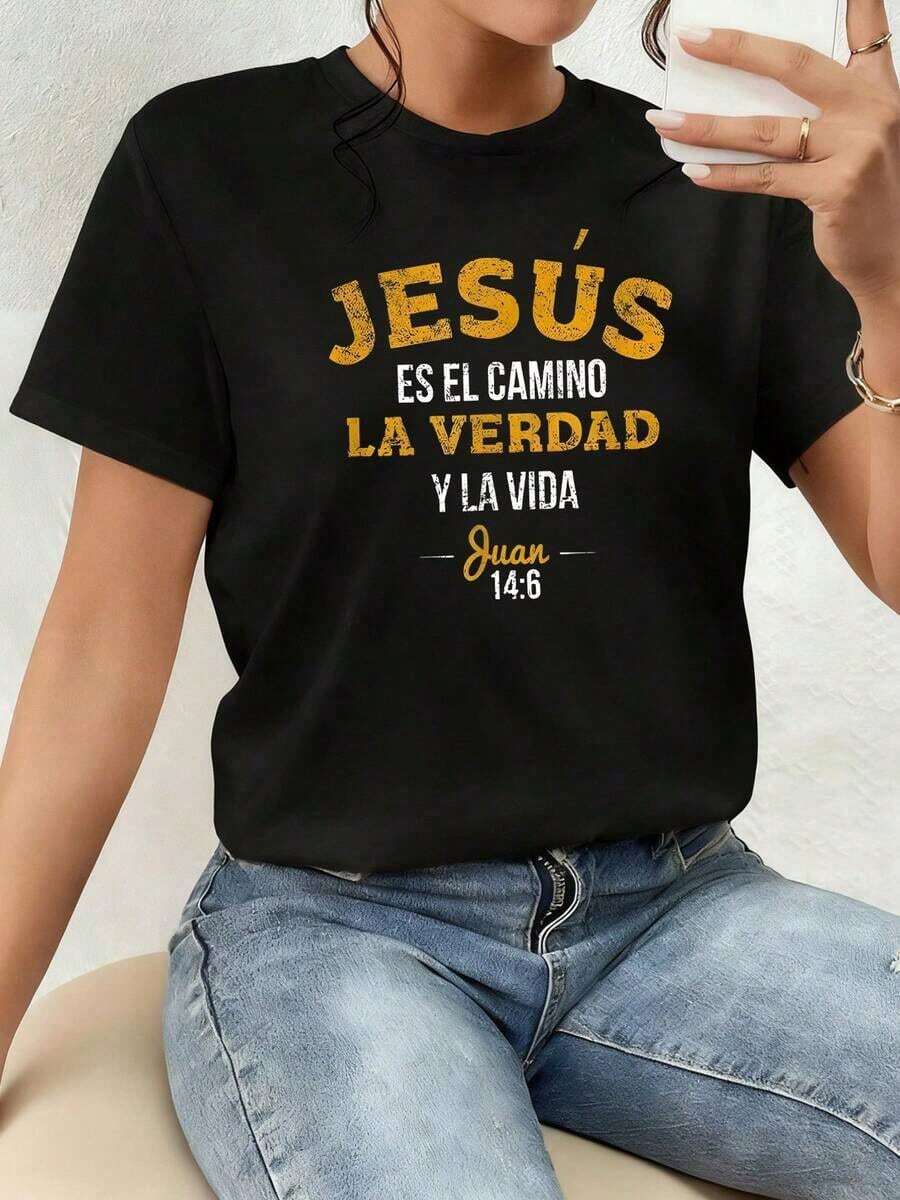 Camiseta Mujer Casual Manga Corta Cuello Redondo Moda 2026 Esta camiseta estampada utiliza una frase bíblica para expresar fe, esperanza y amor, simbolizando a Jesús como el camino, la verdad y la vida, inspirando fe y fortaleza espiritual. Camiseta de mujer, 100% algodón. Camiseta de manga corta Cozy Soft Simple para uso diario. - Negro - Ver 1
