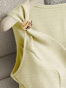 camiseta de tirantes sin mangas con cuello en V y diseño de hebilla metálica minimalista y elegante que estiliza la cintura, para mujer, de verano - Albaricoque - Ver 4