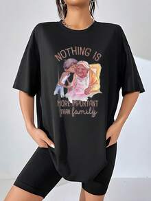 Ilustración conmovedora de una mujer mayor junto a una joven que le muestra cariño y respeto transmitiendo un fuerte mensaje sobre los lazos familiares y el amor incondicional camiseta de mujer  cómoda y casual para uso diario - Negro - Ver 6