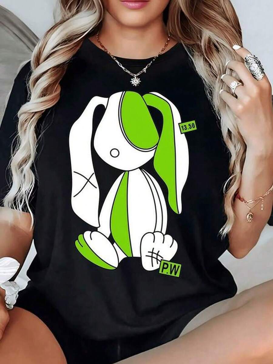 Conejo abstracto con orejas largas verdes que simboliza ternura y energía juvenil en trazos modernos camiseta de mujer 100% algodón 220g