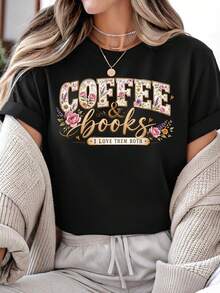 Camiseta de café y libros, camiseta floral para amantes de los libros, camiseta para amantes del café, ropa cómoda para lectores, camiseta para ratones de biblioteca, regalo para bibliotecarios. Camiseta unisex de algodón puro de 220 g, peso ideal para todas las estaciones, adecuada tanto para hombres como para mujeres. Tejido duradero de alta calidad, suave al tacto y de larga duración. Parte superior transpirable. Adecuada para la primavera y el verano de las mujeres, vacaciones, Día de la Madre, Día de la Independencia. - Negro - Ver 1