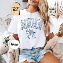 [Entrega Local]Playera Para Mujer [Entrega Local]Playera Para Mujer [100% Algodón] Camiseta TaggedThreads Mama, Camiseta Blue Ribbon, Regalo para el Día de la Madre, Regalo Estético para Mamá, Camiseta Linda para Mamá, Camiseta con Lazo, Camiseta Chinoiserie, Regalo para Ella, Estilos Cómodos de Verano, Otoño e Invierno, Camisetas de Manga Corta - Ropa Diaria Unisex para Mujer y Hombre - Unisex, Adecuada para Salidas Casuales Diarias, Camiseta de Verano de Manga Corta, Camiseta con Estampado Retro Y2K - Blanco - Ver 1