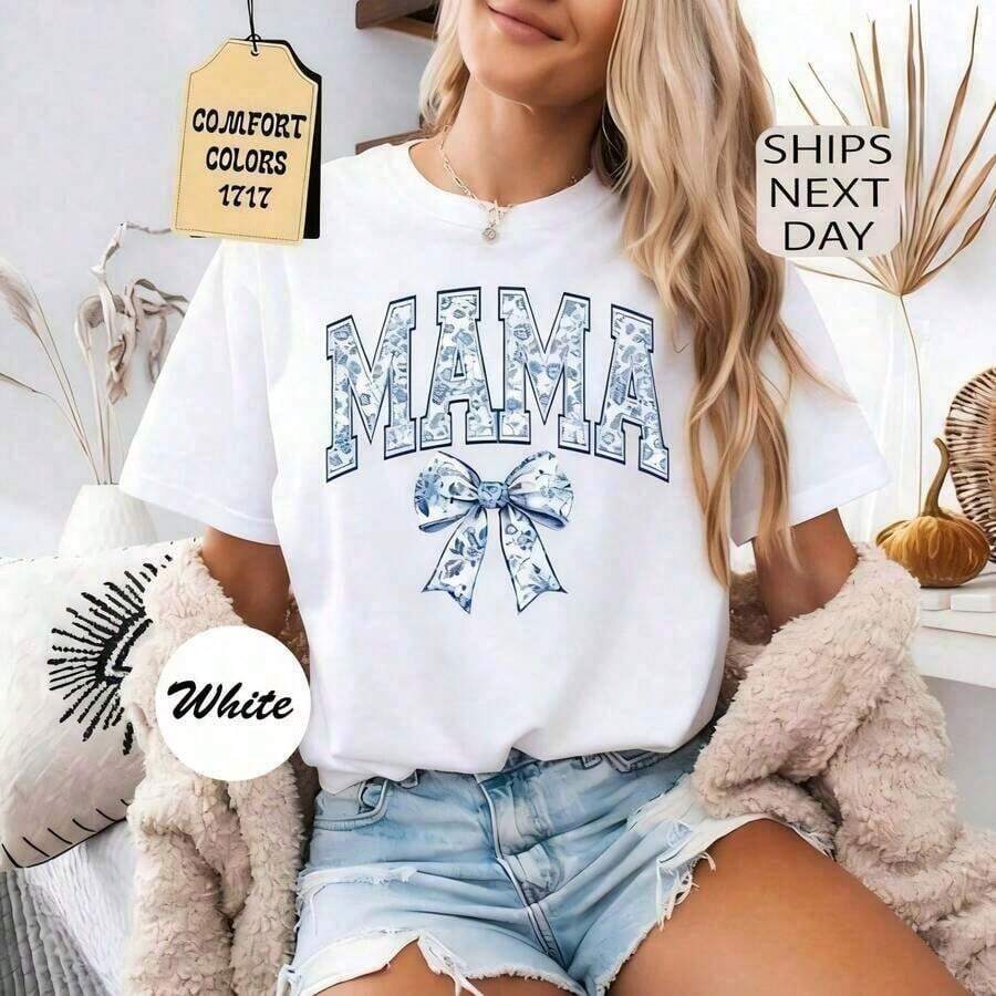 [Entrega Local]Playera Para Mujer [Entrega Local]Playera Para Mujer [100% Algodón] Camiseta TaggedThreads Mama, Camiseta Blue Ribbon, Regalo para el Día de la Madre, Regalo Estético para Mamá, Camiseta Linda para Mamá, Camiseta con Lazo, Camiseta Chinoiserie, Regalo para Ella, Estilos Cómodos de Verano, Otoño e Invierno, Camisetas de Manga Corta - Ropa Diaria Unisex para Mujer y Hombre - Unisex, Adecuada para Salidas Casuales Diarias, Camiseta de Verano de Manga Corta, Camiseta con Estampado Retro Y2K - Blanco - Ver 1