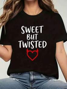 Camiseta de tela suave de talla grande, con estampado de corazón de diablo "Sweet But Twisted", camiseta negra de cuello redondo y manga corta, con la inscripción "SWEET BUT TWISTED" combinada con un estampado de corazón con cuerno de diablo rojo, - Lavable a máquina, adecuada para fiestas navideñas, salidas informales, reuniones con amigos, ropa de vacaciones, regalo navideño, camiseta de moda. - Negro - Ver 1
