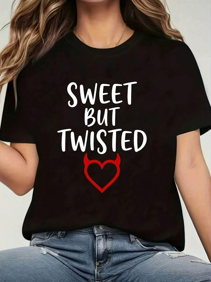 Camiseta de tela suave de talla grande, con estampado de corazón de diablo "Sweet But Twisted", camiseta negra de cuello redondo y manga corta, con la inscripción "SWEET BUT TWISTED" combinada con un estampado de corazón con cuerno de diablo rojo, - Lavable a máquina, adecuada para fiestas navideñas, salidas informales, reuniones con amigos, ropa de vacaciones, regalo navideño, camiseta de moda. - Negro - Ver 1