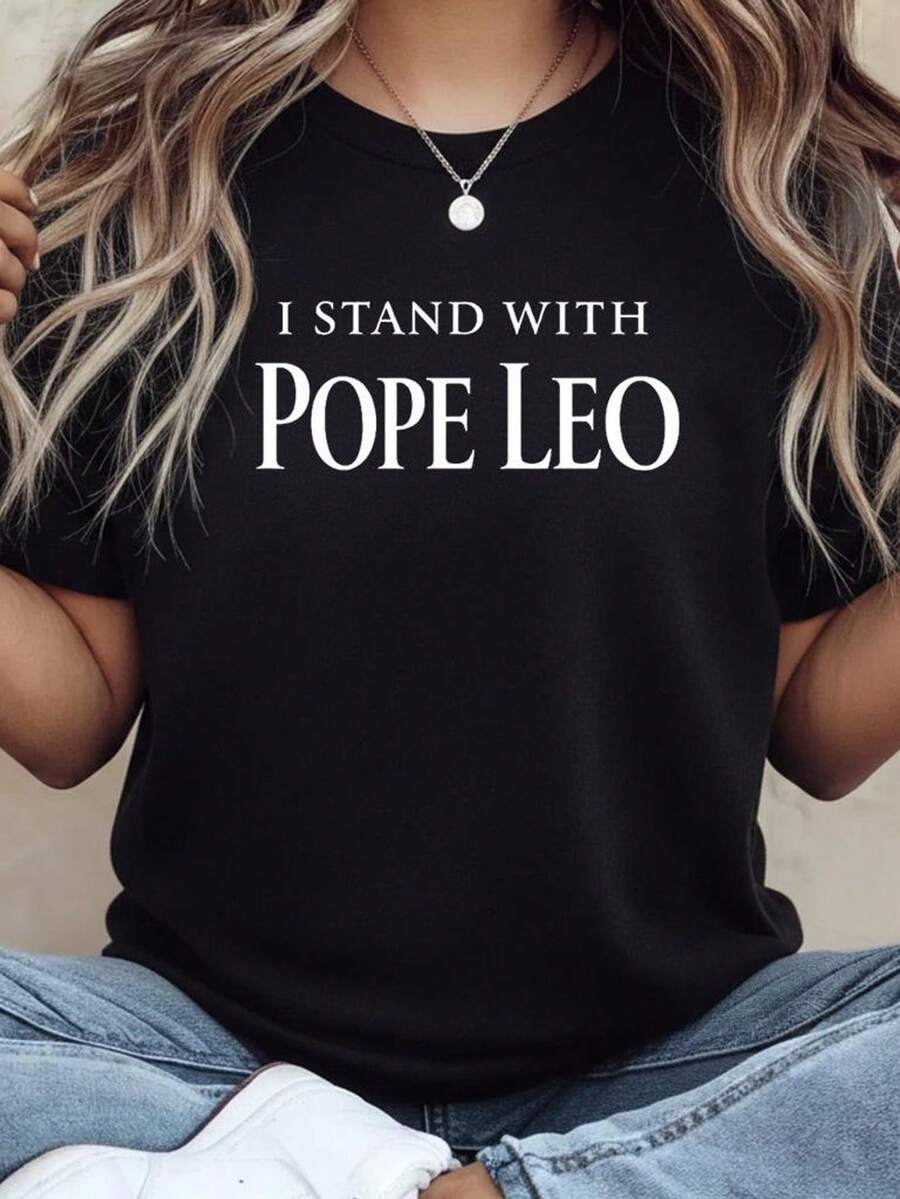 Camiseta unisex "I Stand with Pope Leo XIV", Camiseta "I Stand with Pope Leo", Camiseta Robert Prevost Pope Leo XIV. Camiseta unisex de algodón puro de 220 g. Peso ideal para todas las estaciones, apta tanto para hombres como para mujeres. Tejido duradero de alta calidad, suave al tacto y de larga duración. Parte superior transpirable. Adecuada para la primavera y el verano de las mujeres, vacaciones, Día de la Madre, Día de la Independencia. - Negro - Ver 1