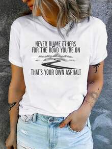 Camiseta blanca de manga corta y cuello redondo para mujer - estampado inspirador "Nunca culpes a los demás", corte estándar casual, lavable a máquina, adecuada para uso diario y como regalo, top elegante y transpirable, camiseta estampada a la moda para el estilo cotidiano. - Blanco - Ver 1