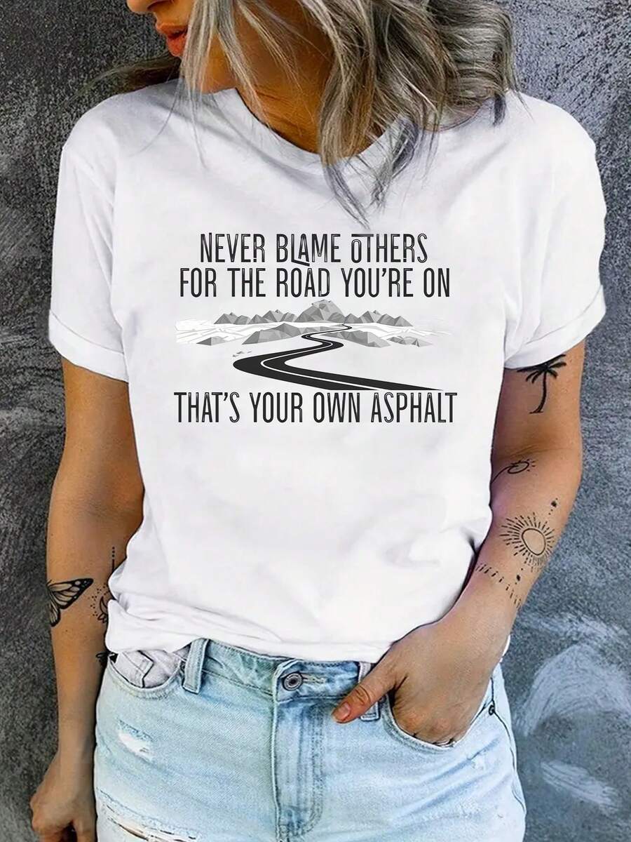 Camiseta blanca de manga corta y cuello redondo para mujer - estampado inspirador "Nunca culpes a los demás", corte estándar casual, lavable a máquina, adecuada para uso diario y como regalo, top elegante y transpirable, camiseta estampada a la moda para el estilo cotidiano. - Blanco - Ver 1