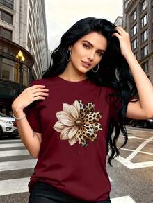The Floral Pattern With Leopard Print Elements Is  And Stylish. This Simple Women's Short-Sleeved, Crew-Neck T-Shirt Is Casual And Versatile, Suitable For Leisure, Travel, Vacations, And Other Activities. 100% Cotton. - 紅色 - 查看 7