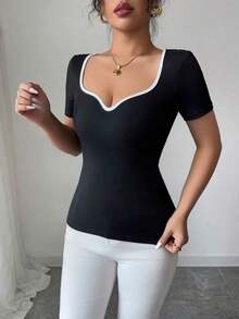 Camiseta de manga corta con cuello corazón para mujer, detalles de ribete blanco en el cuello y las mangas, tejido de punto, ajustada, joven, elegante y versátil - Blanco y Negro - Ver 7