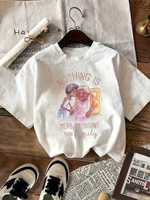 Image That Showcases The Value And Affection Between Generations With A Message About Family Unity And Eternal Love, Conveying Affection And Respect Towards Loved Ones. Comfortable Casual Women's T-Shirt Ideal For Everyday Wear - 白色 - 查看 2