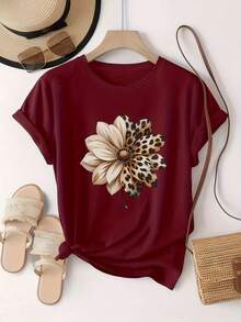The Floral Pattern With Leopard Print Elements Is  And Stylish. This Simple Women's Short-Sleeved, Crew-Neck T-Shirt Is Casual And Versatile, Suitable For Leisure, Travel, Vacations, And Other Activities. 100% Cotton. - 紅色 - 查看 4