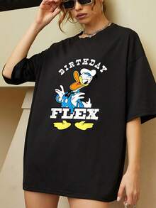 Gráfico divertido de pato sonriente celebrando un cumpleaños con actitud alegre y gesto de orgullo que transmite energía positiva y ánimo festivo camiseta de mujer  suave y cómoda para uso diario - Negro - Ver 6
