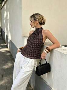 2026 Nueva llegada Blusa sin mangas de cuello halter para mujer - Lindo estampado de lunares negros con espalda abierta y detalle de lazo autoanudado, bajo acampanado, cintura ajustada, tela liviana y fluida tipo gasa, vibra retro, uso casual de - Marrón Chocolate - Ver 5