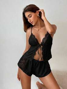 El traje de encaje negro de la señora es tanto romántico como sexy.Es adecuado para fiestas y también se puede usar para combinaciones de ropa de temporada.Combina materiales de punto y encaje y tiene un lazo en la cintura.Este es un conjunto de - Negro - Ver 7